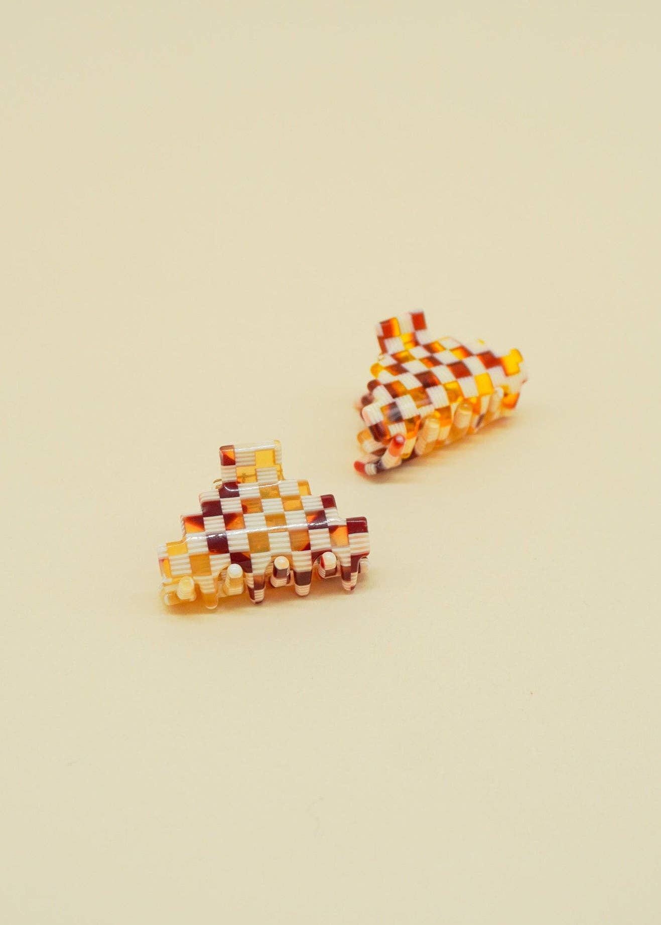 Paulina Otero - Small Pyramid Hair-Claw in Ivory Checkerboard