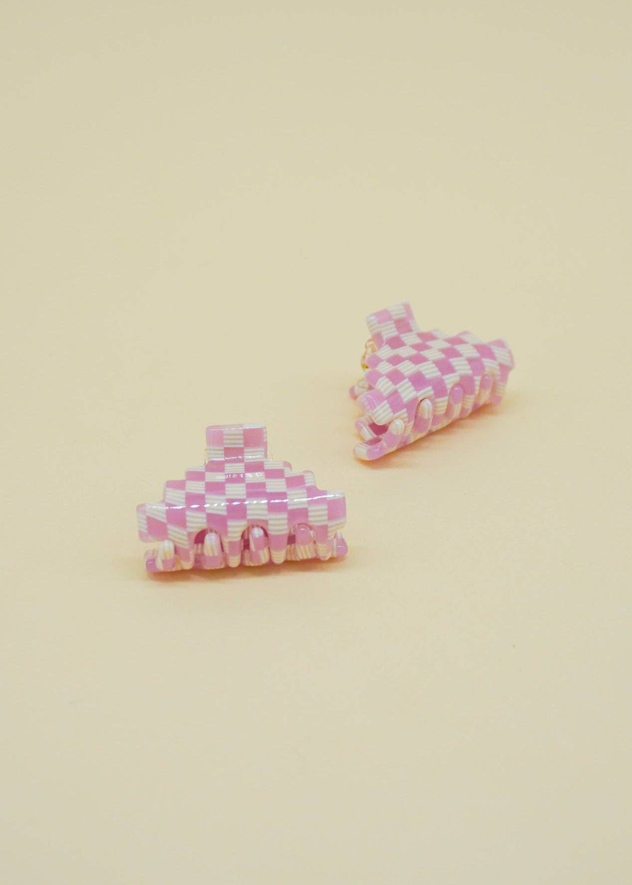 Paulina Otero - Small Pyramid Hair-Claw in Pink Checkerboard
