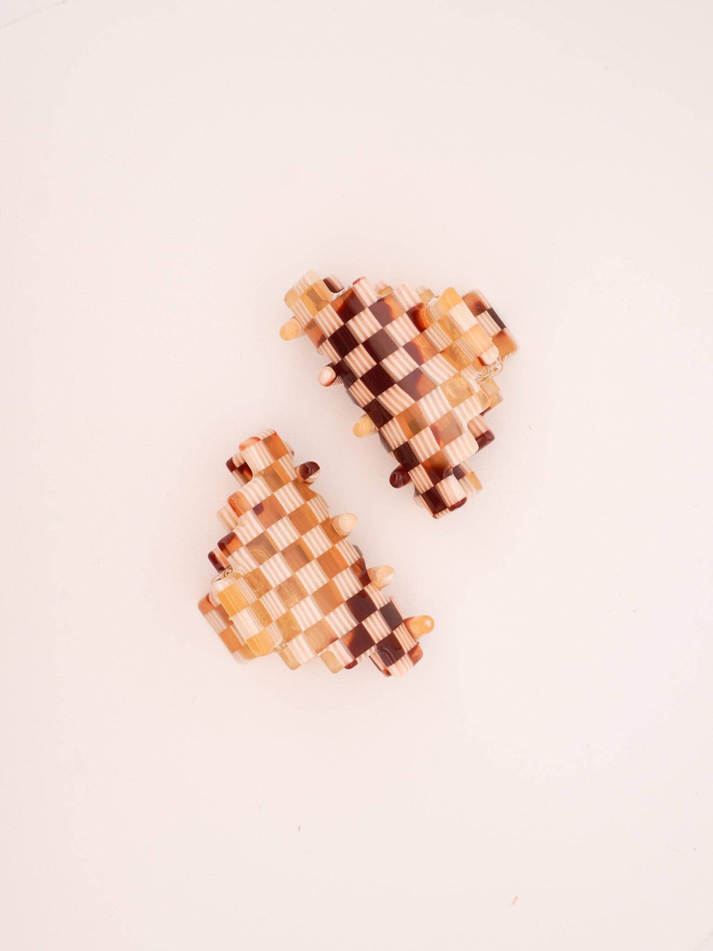 Paulina Otero - Small Pyramid Hair-Claw in Ivory Checkerboard