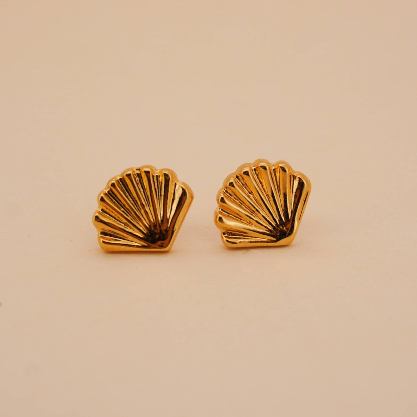 Paulina Otero - Shell stud earrings